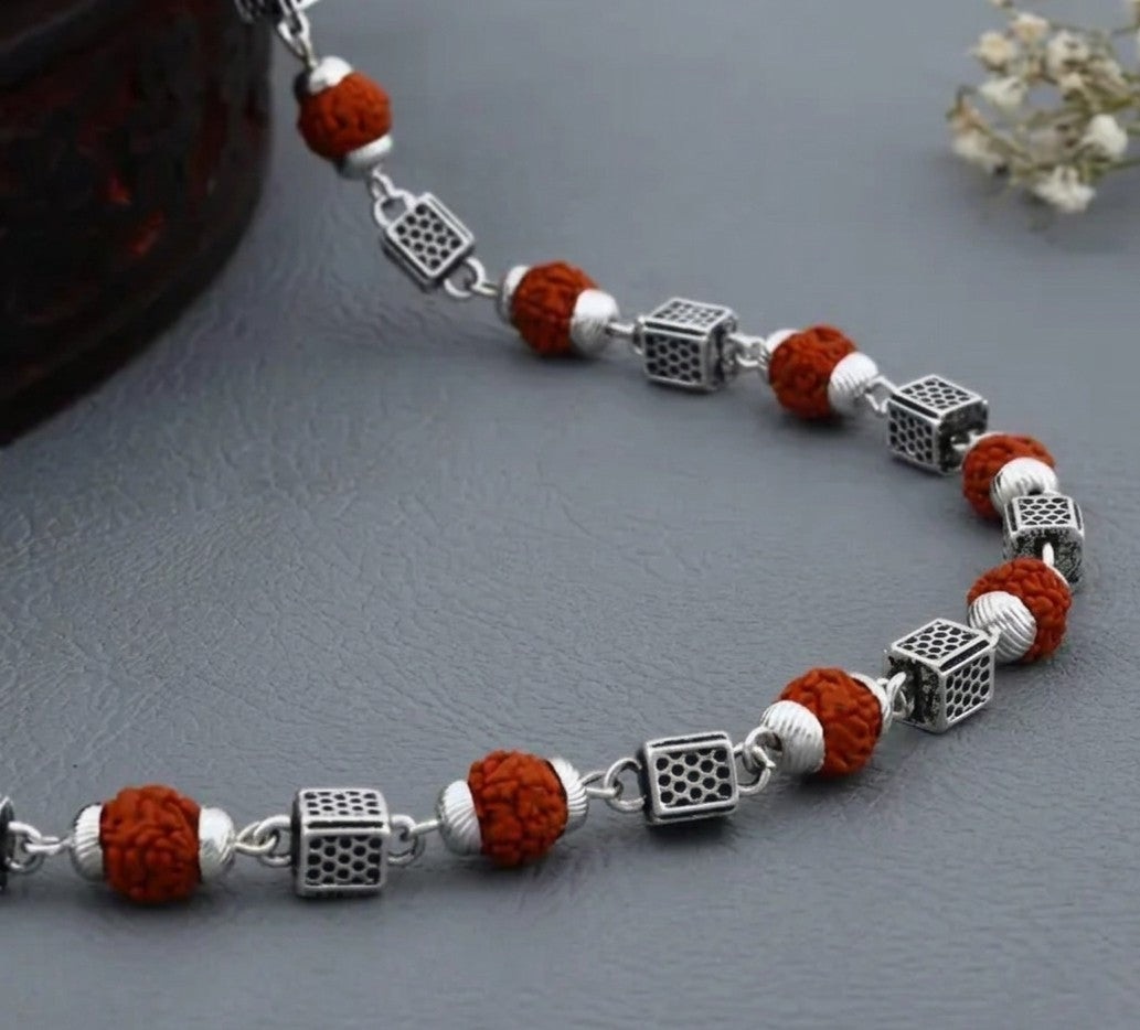 दिव्य सिल्वर-कैप्ड रुद्राक्ष माला: आध्यात्मिक ऊर्जा और शाश्वत सुंदरता का अद्भुत संगम — उच्च गुणवत्ता वाला वास्तविक उत्पाद